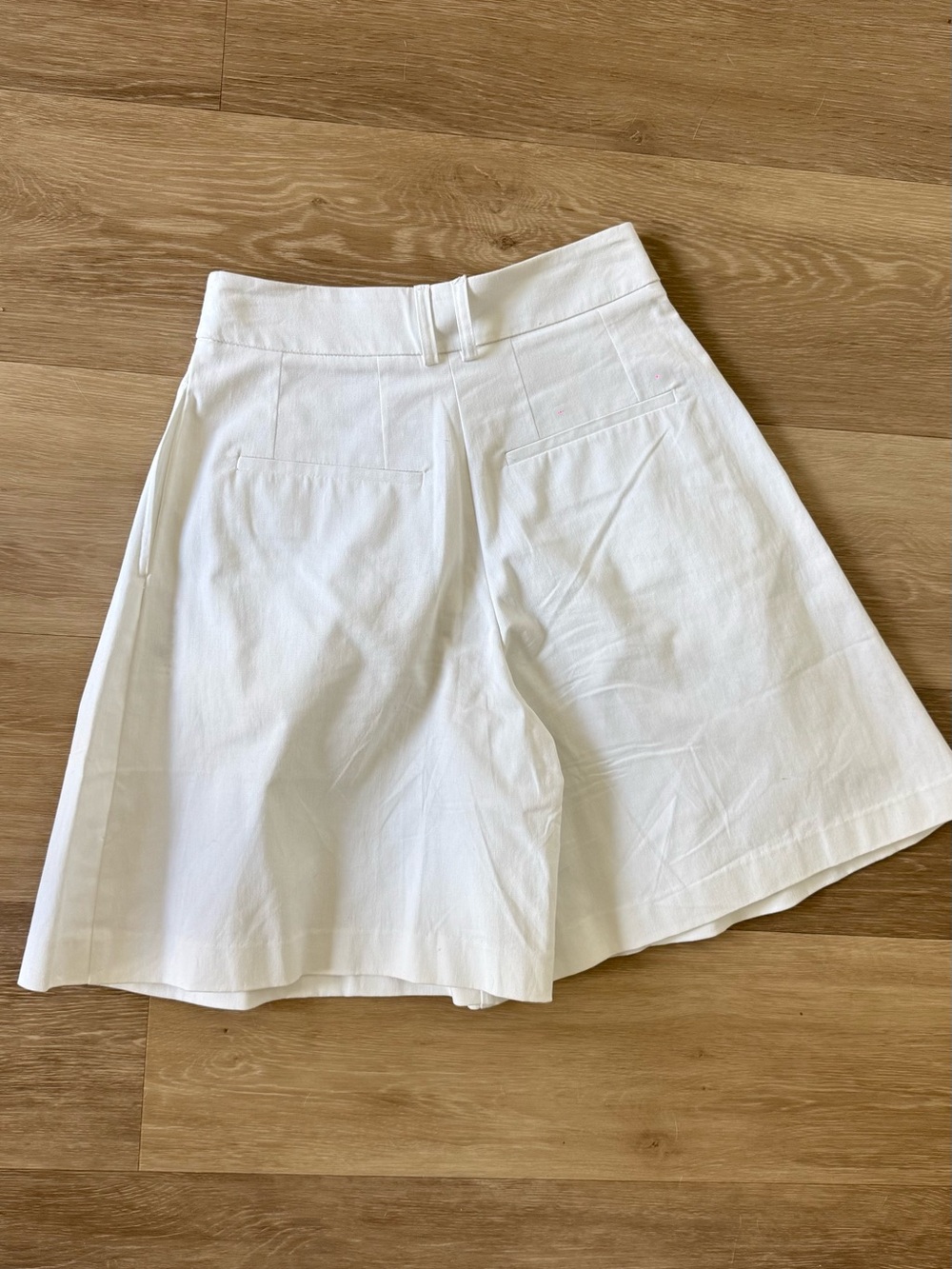 Topshop White Pleated Bermuda Shorts - Picture 2 of 3